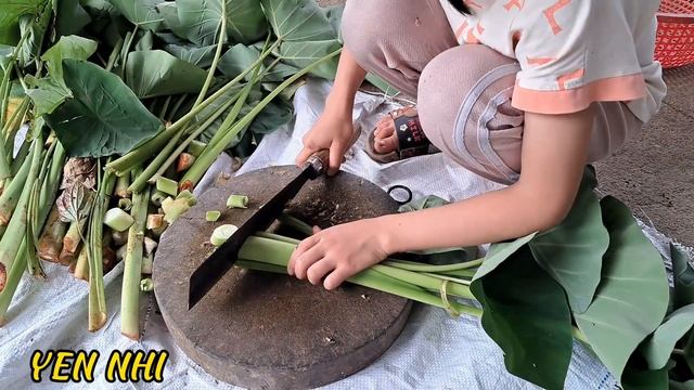 Poor 7 year old Nhi has to do all the housework смотреть онлайн