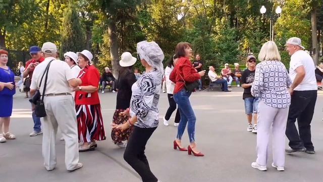 СПРЯЧЬ ЗА ВЫСОКИМ ЗАБОРОМ ДЕВЧОНКУ! ТАНЦЫ В ПАРКЕ ГОРЬКОГО ХАРЬКОВ смотреть онлайн