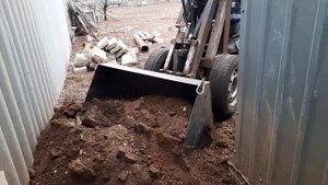 Вот на что способен мини погрузчик. Чуть его не  опрокинул  )))))