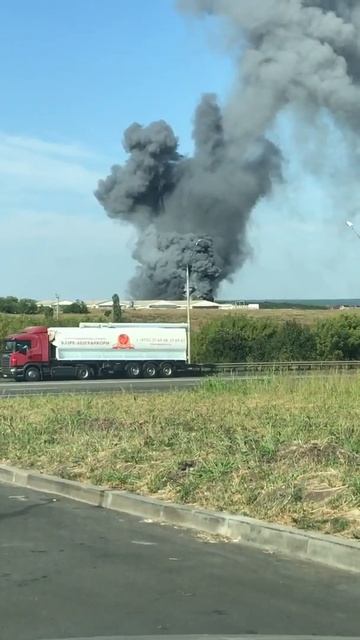 Пожар в Северном, предположительно горит склад с шинами смотреть онлайн