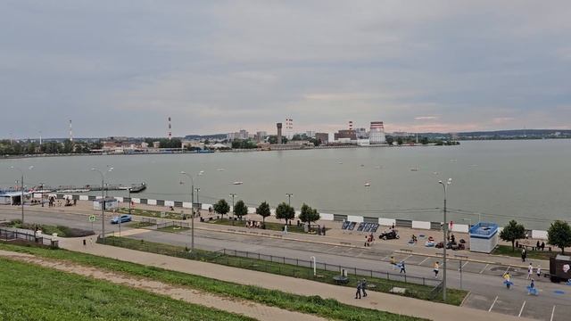 Набережная Ижевска. любимое место отдыха горожан. Маленькое рукотворное море Удмуртии.