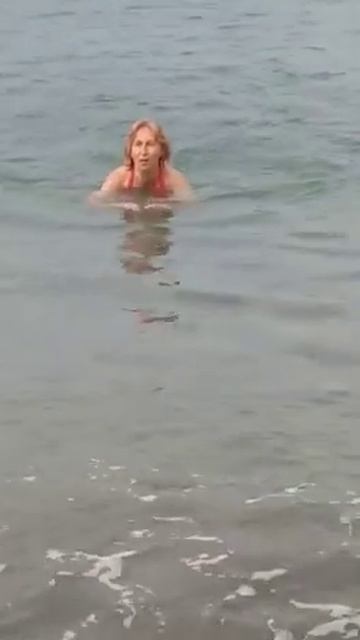 Август. Гагры. море успокоилось после дождей. можно спокойно поплавать. Но с волнами было веселее. смотреть онлайн