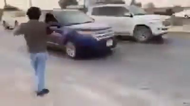 Сирийцы провожают бегущих из Сирии солдат вашингтонского режима смотреть онлайн