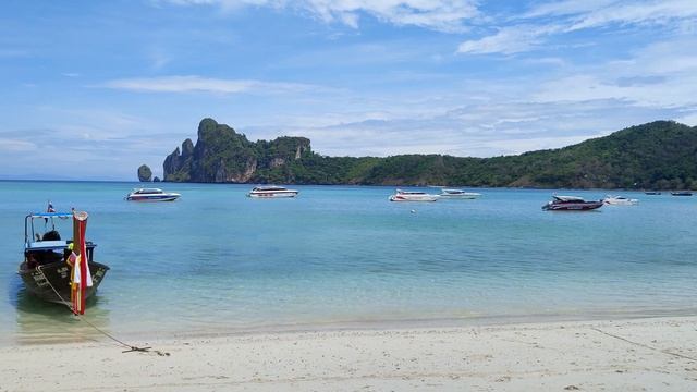 Пляж Ло Далум на Пхи-Пхи, Таиланд. Loh Dalum Beach on Phi Phi, Thailand. смотреть онлайн