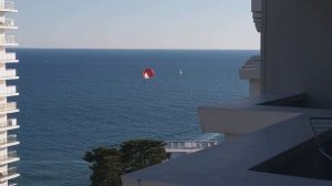 Парашют на море. Вид с балкона отеля Sea Galaxy. Сочи 2022.