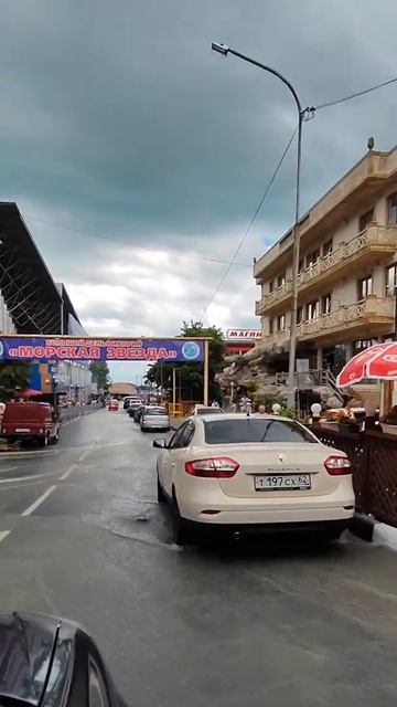 После стихии Лазаревское 23.07.2022г. Намыло глину, бревна, ветки. смотреть онлайн