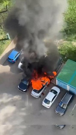 Как горят машины на стоянке.