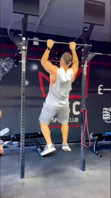 ДЕВУШКА VS КАЧОК НА ТУРНИКАХ 💪🏻 смотреть онлайн