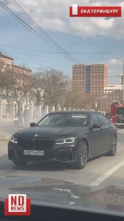 Машина горит в центре Екатеринбурга
