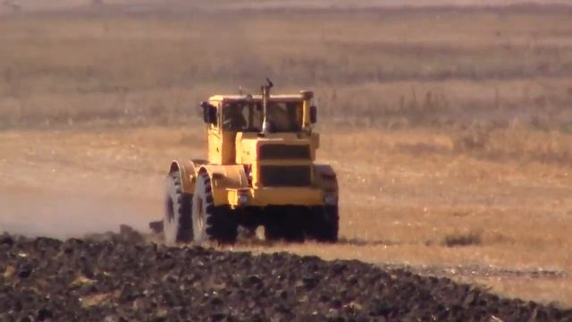 Трактор кировец вспашка поля