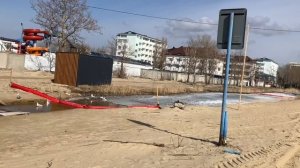 В Анапе машины спокойно едут на пляж, откапывать засыпанный песком мазут протектором