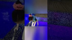 мой отпуск, показываю отель, бассейн, и ресторан.