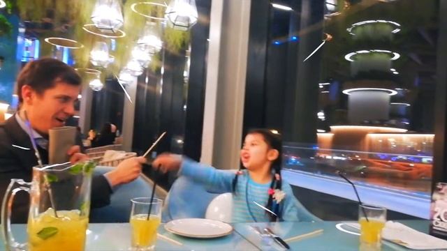 Муся и папа играют в ресторане / Musya and dad are playing in a restaurant VIDEO FOR KIDS смотреть онлайн