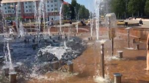 Фонтан в Нефтеюганске дети купаются в фонтане