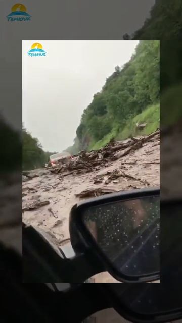 Селевой поток перекрыл дорогу на курорты Теберда и Домбай смотреть онлайн