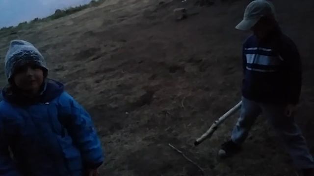 Даша и Глеб готовят дрова для вечернего костра