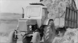 "Беларусь" МТЗ-82 трактор. На сене. Пресс-подборщики (1982).