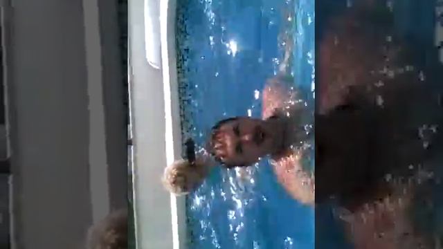 Купаюсь в бассейне и полную с бортиков смотреть онлайн