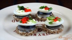 Канапе с соленой корюшкой