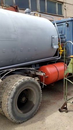 Завершающий этап покраски цистерны