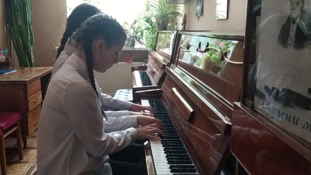 Ансамбль Дворовенко София Воронцова Оксана У. Гиллох "Уличное кафе" смотреть онлайн