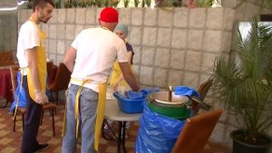 Раздача еды фондом на Цветном бульваре 21.05.16 ч.1