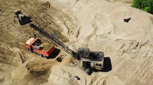 Экскаватор - драглайн ЭО-4112А грузит самосвалы Камаз - Drone video