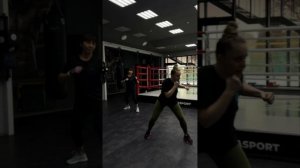 TAE-BO-фитнес-программа, в которой элементы боевых искусств, аэробики и танцевальные движения.