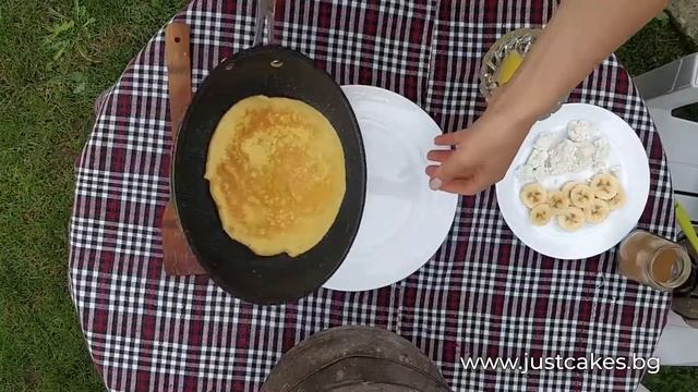 Здравословна кокосова палачинка с банан и извара