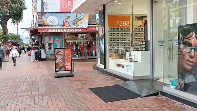 Aланья. Центр. Ёлки. Представление на площади. Пекарни, кафе. 10 декабря. смотреть онлайн