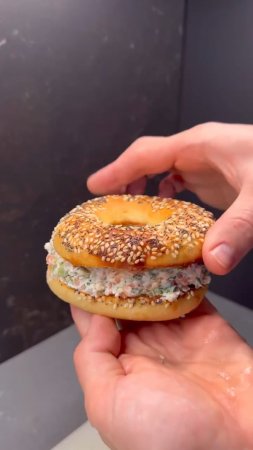 Рубленый сендвич с лососем 🥯🐟