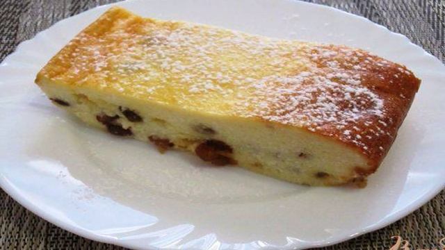 Творожная запеканка с манкой и изюмом