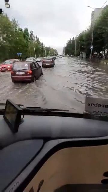 Тюмень затопило 😲🏊♂️🏊♀️ Поплыли друг😃!!! смотреть онлайн