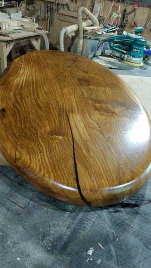 Эллиптический журнальный столик из цельного слэба дуба