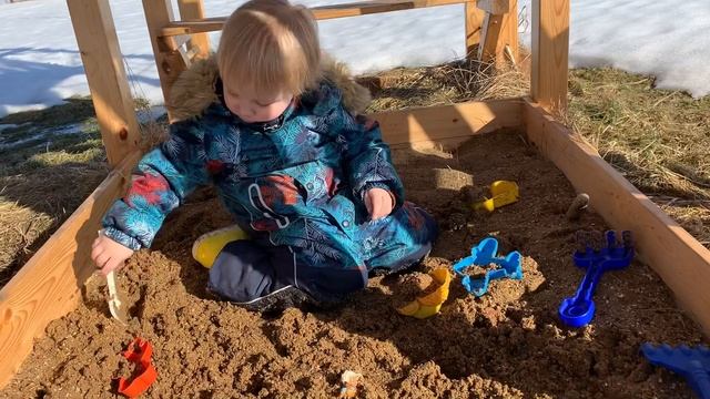 Лепим куличики в песочнице смотреть онлайн