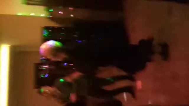 Женщина поёт в ресторане продолжение смотреть онлайн