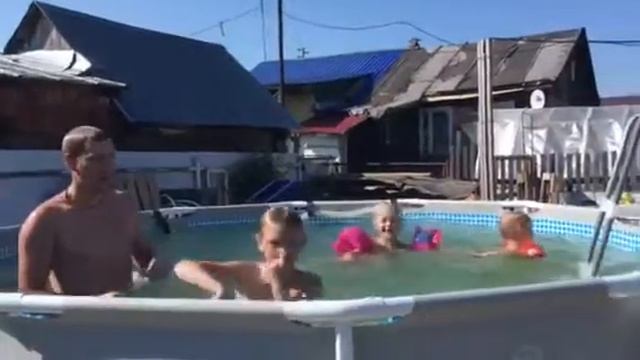 Черри Папа играет в Бассейне смотреть онлайн