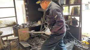 Forging KNIVES alone in the Cold Winter Mountains of Japan
