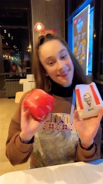 Что она делает в кафе?!😨 #shorts #юмор #zlatuxa2007 #shortvideo #приколы #кфс #ржака смотреть онлайн