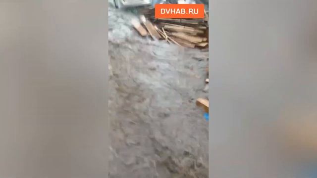 Дом пенсионерки и ее внука смывает дождями из-за плохой дороги смотреть онлайн