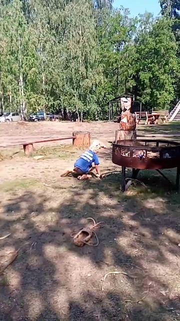 на поляне озеро Увильды вы можете встретить диких зверей из дикого леса в русских народных лаптях