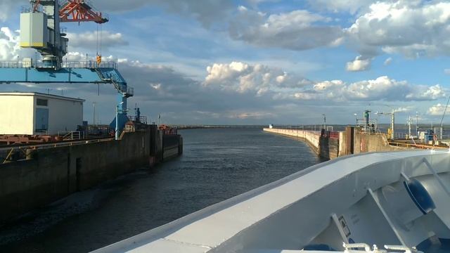 Чайковский судоходный шлюз. Выходим из шлюза.. Май 2022. Теплоход Владимир Маяковский. смотреть онлайн