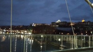 Тбилиси 2023, на Мосту Мира поет музыкант. Tbilisi, Georgia, Peace Bridge