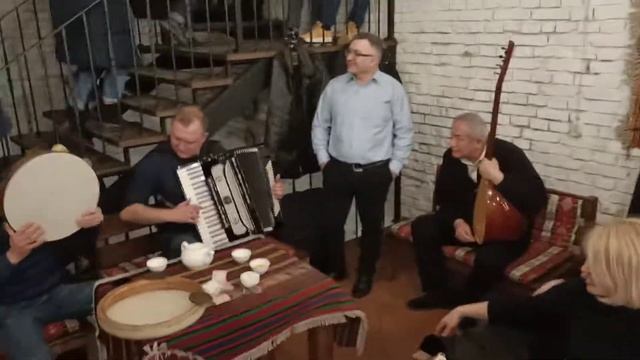 Ансамбль "Охтрас" у кафе "Мусафір," Київ, 2020 р., мелодії надазовських греків смотреть онлайн
