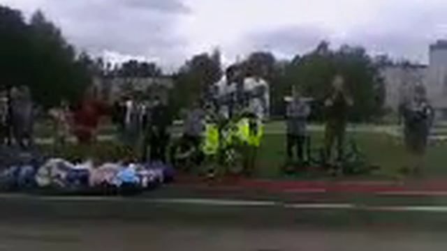 Парень прыгает через людей на BMX смотреть онлайн