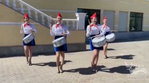 Заказать ансамбль барабанщиц на праздник в Москве - барабанщицы на встречу гостей - номер Пионеры