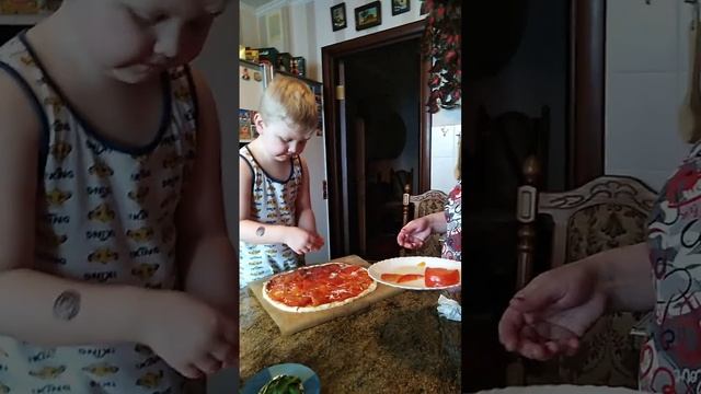 Как я с бабушкой и дедушкой пиццу готовил🍕 Самая популярная пицца у детей- Маргарита)