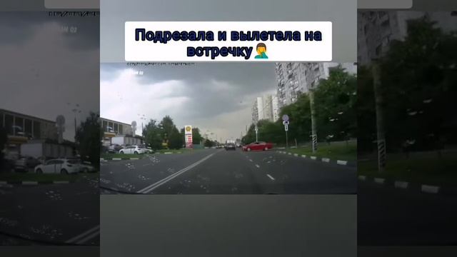 Женщины на красном седане подрезала машину. Женщины за рулём. смотреть онлайн