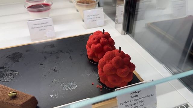 Тбилиси. Уютное кафе с видом на проспект Руставели. Кофе и сладости в перерыве между эфирами. смотреть онлайн