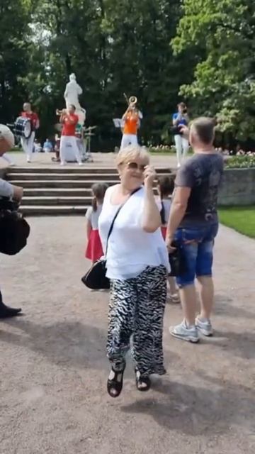 Танцы в Павловском парке!🤩😍💃💃💃 смотреть онлайн